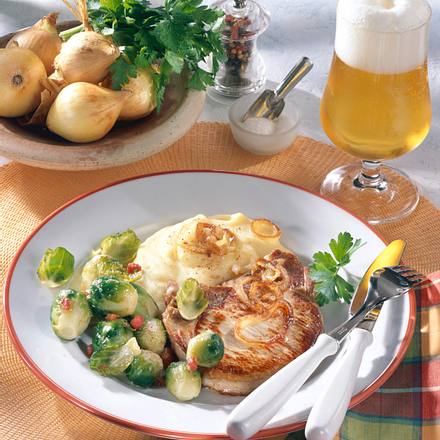 Zwiebel-Kotelett mit Speck-Rosenkohl und Kartoffelpüree Rezept Zwiebel-Kotelett mit Speck-Rosenkohl und Kartoffelpüree Rezept