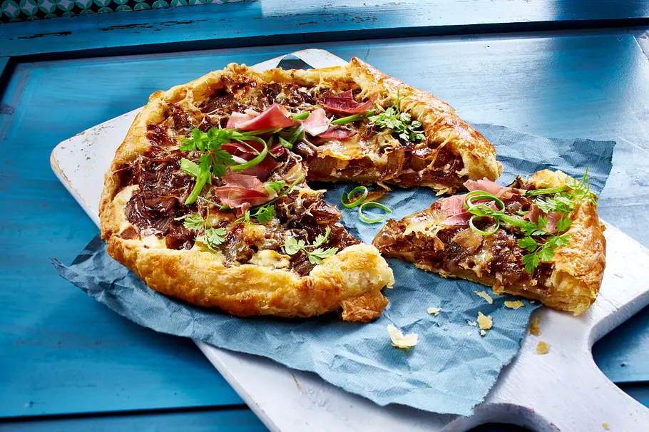 Zwiebel-Mürbeteig-Galette mit Zuckerschoten Rezept Zwiebel-Mürbeteig-Galette mit Zuckerschoten Rezept
