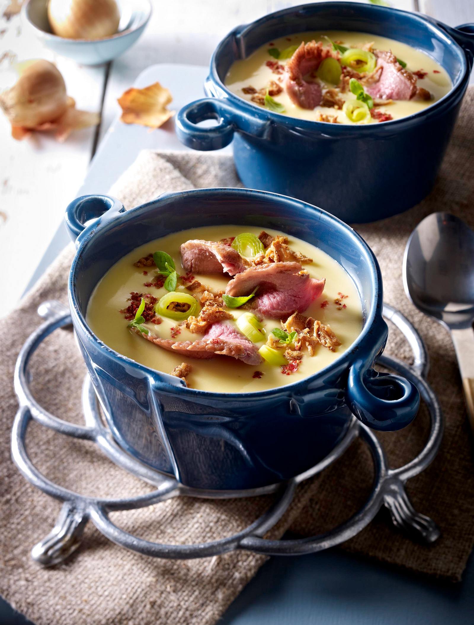 Zwiebel-Rahmsuppe mit Porree, Cheddar und gebratenen Entenbruststreifen ... Zwiebel-Rahmsuppe mit Porree, Cheddar und gebratenen Entenbruststreifen ...