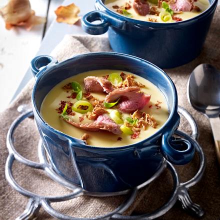 Zwiebel-Rahmsuppe mit Porree, Cheddar und gebratenen Entenbruststreifen Rezept