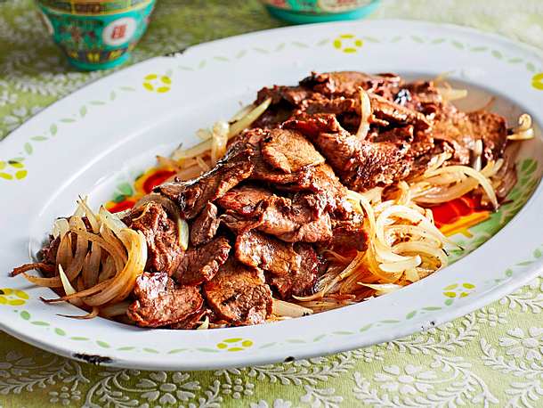 Zwiebel-Rindfleisch mit der kraft der Fünf Gewürze Rezept Zwiebel-Rindfleisch mit der kraft der Fünf Gewürze Rezept