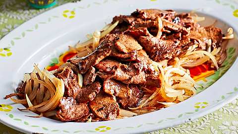Zwiebel-Rindfleisch mit der kraft der Fünf Gewürze Rezept - Foto: House of Food / Bauer Food Experts KG