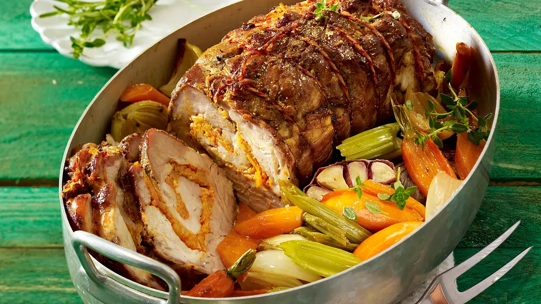 Zwiebel-Rollbraten auf Schmorgemüse Rezept - Foto: LECKER @ Bauer Media Group Zwiebel-Rollbraten auf Schmorgemüse Rezept - Foto: LECKER @ Bauer Media Group