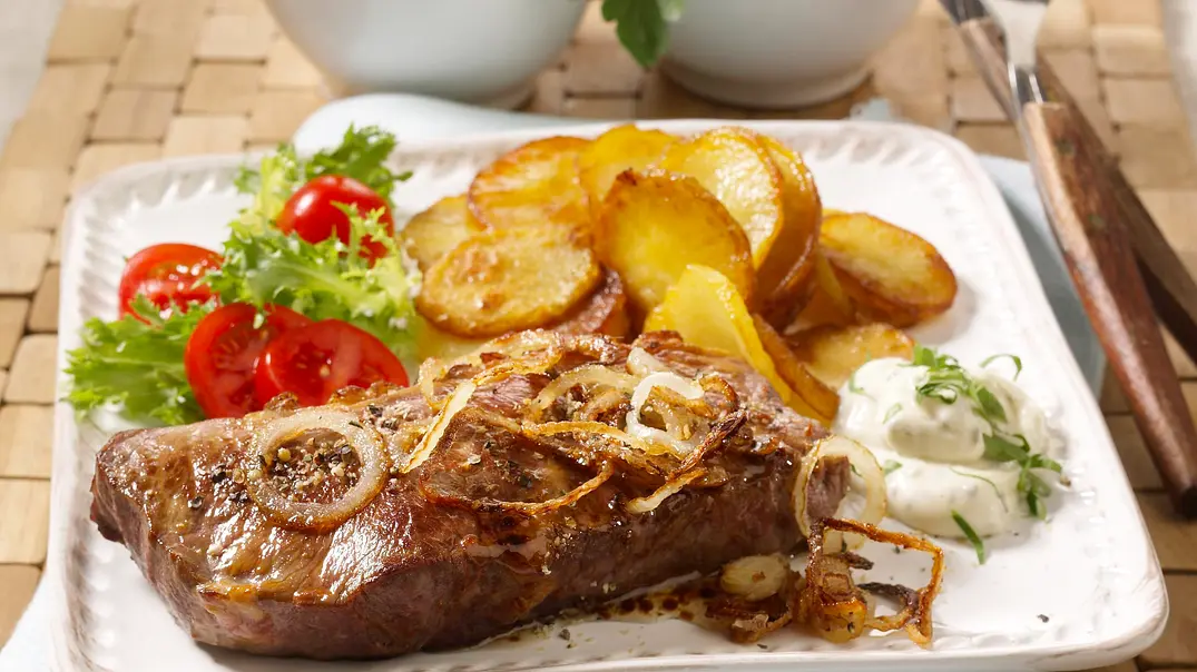 Zwiebel-Rumpsteak mit Bratkartoffeln und Remoulade Rezept - Foto: LECKER @ Bauer Media Group Zwiebel-Rumpsteak mit Bratkartoffeln und Remoulade Rezept - Foto: LECKER @ Bauer Media Group