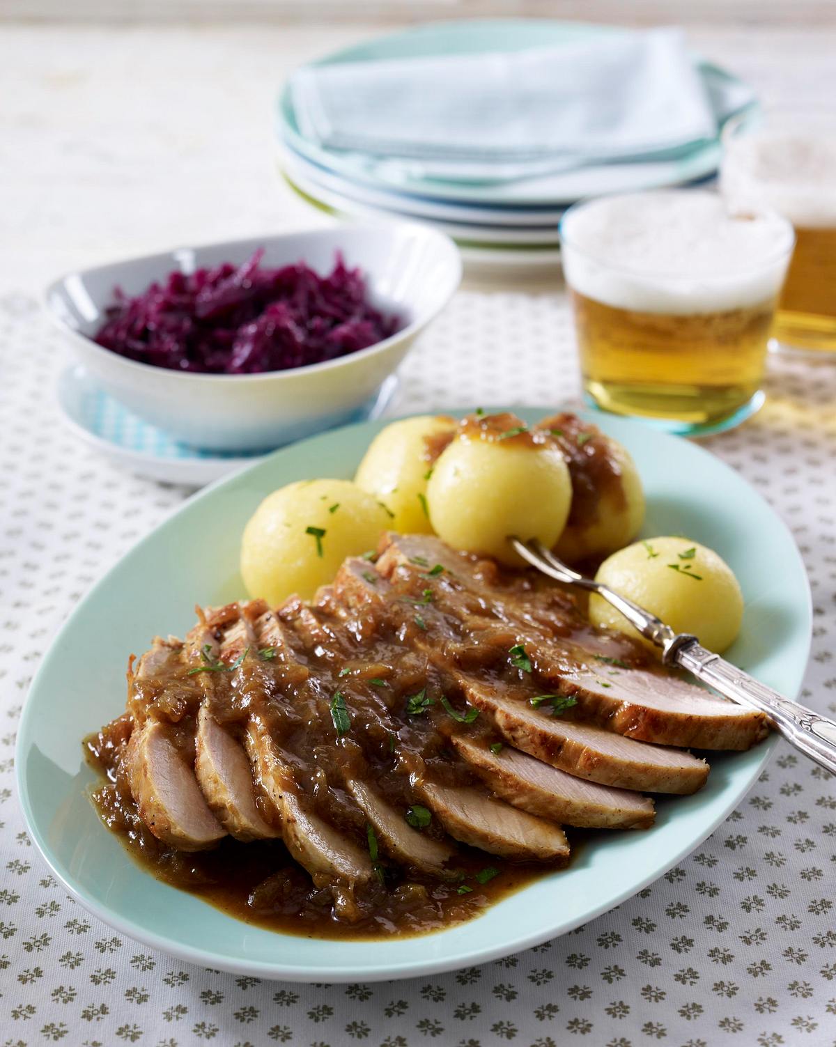 Zwiebel-Schweinebraten zu Rotkohl und Kartoffelknödeln Rezept