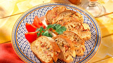 Zwiebel-Speck-Brot Rezept - Foto: Maass