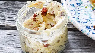 Zwiebel-Speck-Grillbutter Rezept - Foto: LECKER @ Bauer Media Group