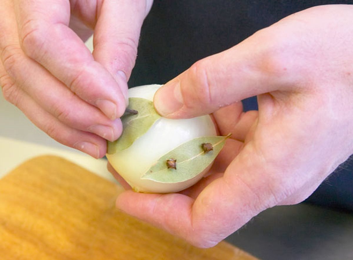 Für mehr Würze in Suppe oder Eintopf können Sie eine Zwiebel mit Nelken und Lorbeer spicken und mitgaren.