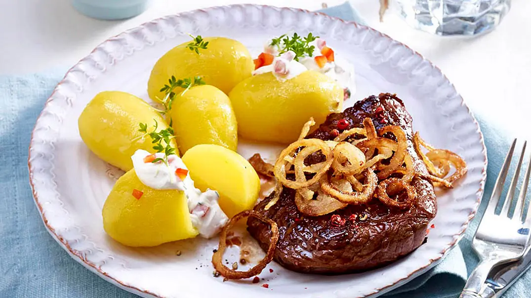Zwiebel-Steak zu Pellkartoffeln und Paprikaquark Rezept - Foto: LECKER @ Bauer Media Group Zwiebel-Steak zu Pellkartoffeln und Paprikaquark Rezept - Foto: LECKER @ Bauer Media Group