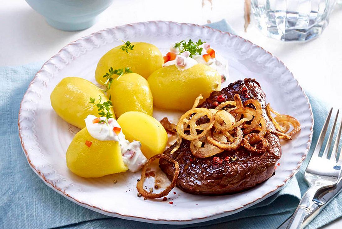 Zwiebel-Steak zu ­Pellkartoffeln und Paprikaquark Rezept | LECKER