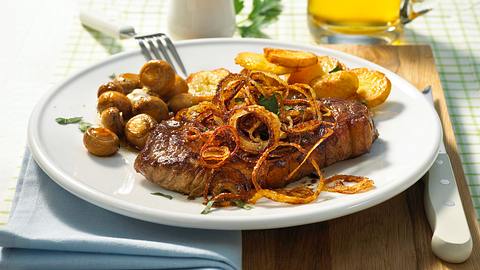 Zwiebel-Steaks mit Bratkartoffeln Rezept - Foto: House of Food / Bauer Food Experts KG