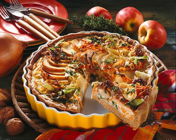 Zwiebel-Tarte mit Äpfeln und Nüssen Rezept Zwiebel-Tarte mit Äpfeln und Nüssen Rezept