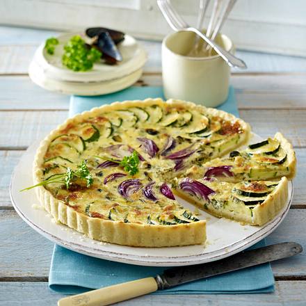 Zwiebel-Tarte mit Muscheln und Zucchini Rezept