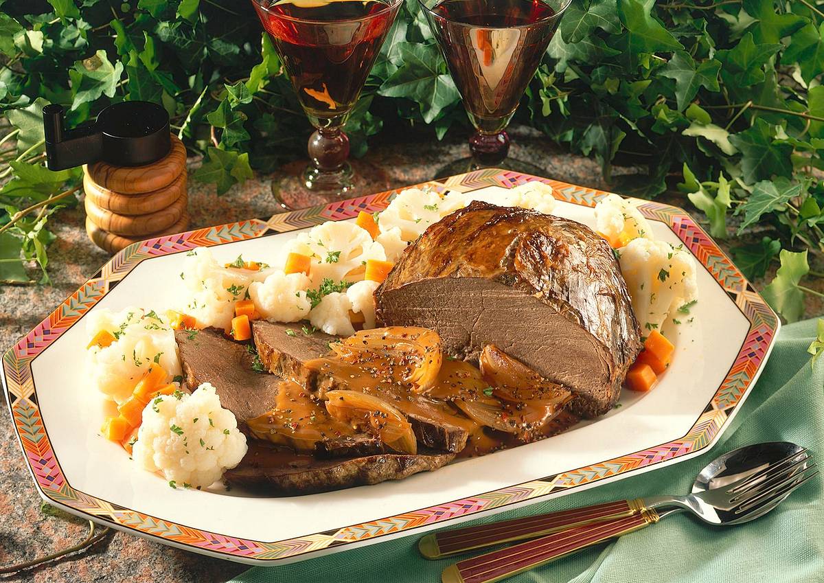 Zwiebelbraten mit buntem Gemüse Rezept