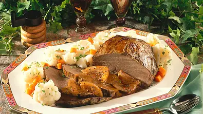 Zwiebelbraten mit buntem Gemüse Rezept - Foto: LECKER @ Bauer Media Group