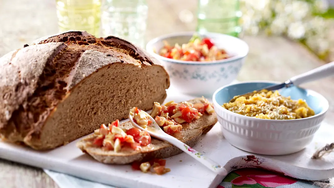 Zwiebelbrot mit zweierlei Dips Rezept - Foto: LECKER @ Bauer Media Group Zwiebelbrot mit zweierlei Dips Rezept - Foto: LECKER @ Bauer Media Group