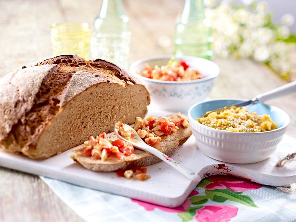 Zwiebelbrot mit zweierlei Dips Rezept Zwiebelbrot mit zweierlei Dips Rezept