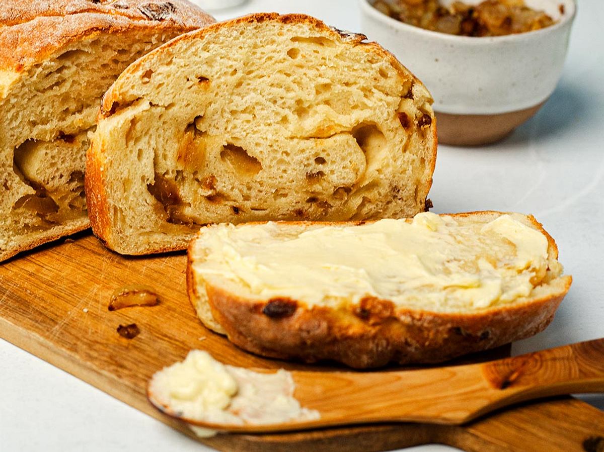 Zwiebelbrot ohne Hefe mit Butter