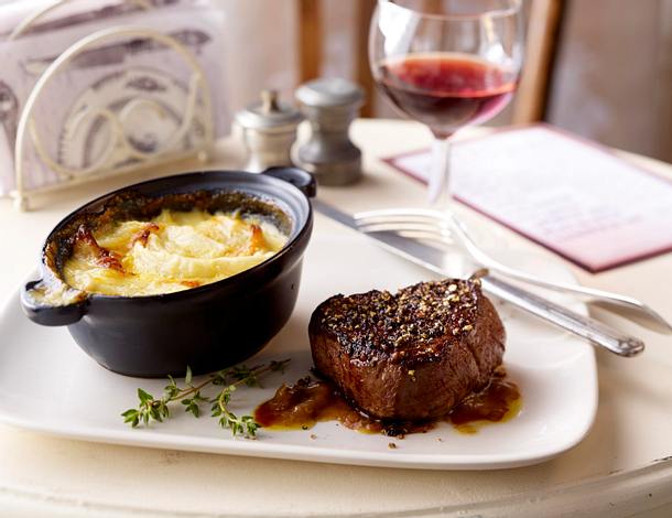 Zwiebelgratin mit Pfeffer-Steak Rezept