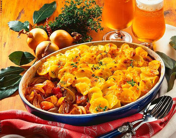 Zwiebelgulasch mit Kartoffelkruste Rezept Zwiebelgulasch mit Kartoffelkruste Rezept