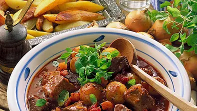 Zwiebelgulasch Stifado Rezept - Foto: LECKER @ Bauer Media Group