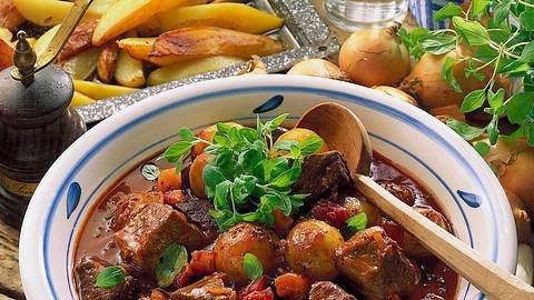 Zwiebelgulasch Stifado Rezept - Foto: Horn
