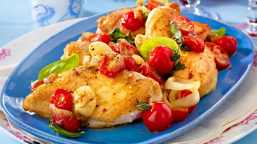 Zwiebelhähnchen mit Tomaten Rezept - Foto: LECKER @ Bauer Media Group Zwiebelhähnchen mit Tomaten Rezept - Foto: LECKER @ Bauer Media Group