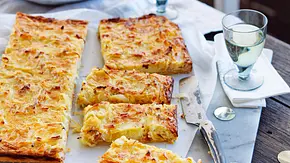 Zwiebelkuchen mit Blätterteig - Foto: LECKER @ Bauer Media Group Zwiebelkuchen mit Blätterteig - Foto: LECKER @ Bauer Media Group