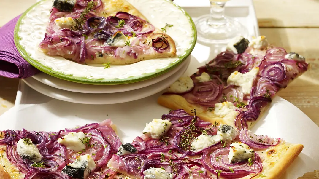 Zwiebelkuchen mit Ziegenkäse Rezept - Foto: LECKER @ Bauer Media Group Zwiebelkuchen mit Ziegenkäse Rezept - Foto: LECKER @ Bauer Media Group