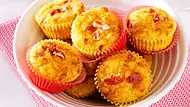 Mehrere Zwiebelkuchen-Muffins in einer Schüssel serviert. - Foto: LECKER @ Bauer Media Group
