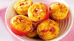Mehrere Zwiebelkuchen-Muffins in einer Schüssel serviert. - Foto: LECKER @ Bauer Media Group