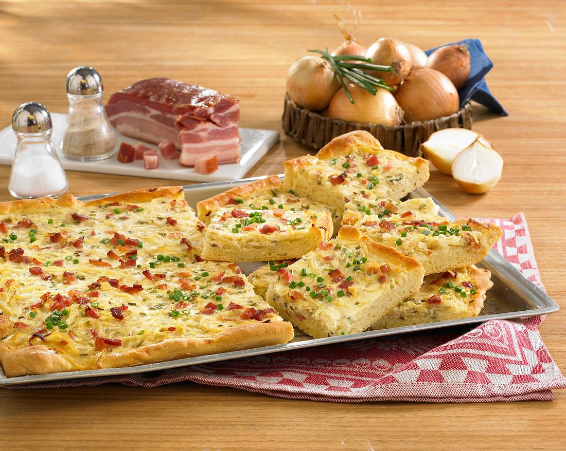 Zwiebelkuchen vom Blech Rezept Zwiebelkuchen vom Blech Rezept