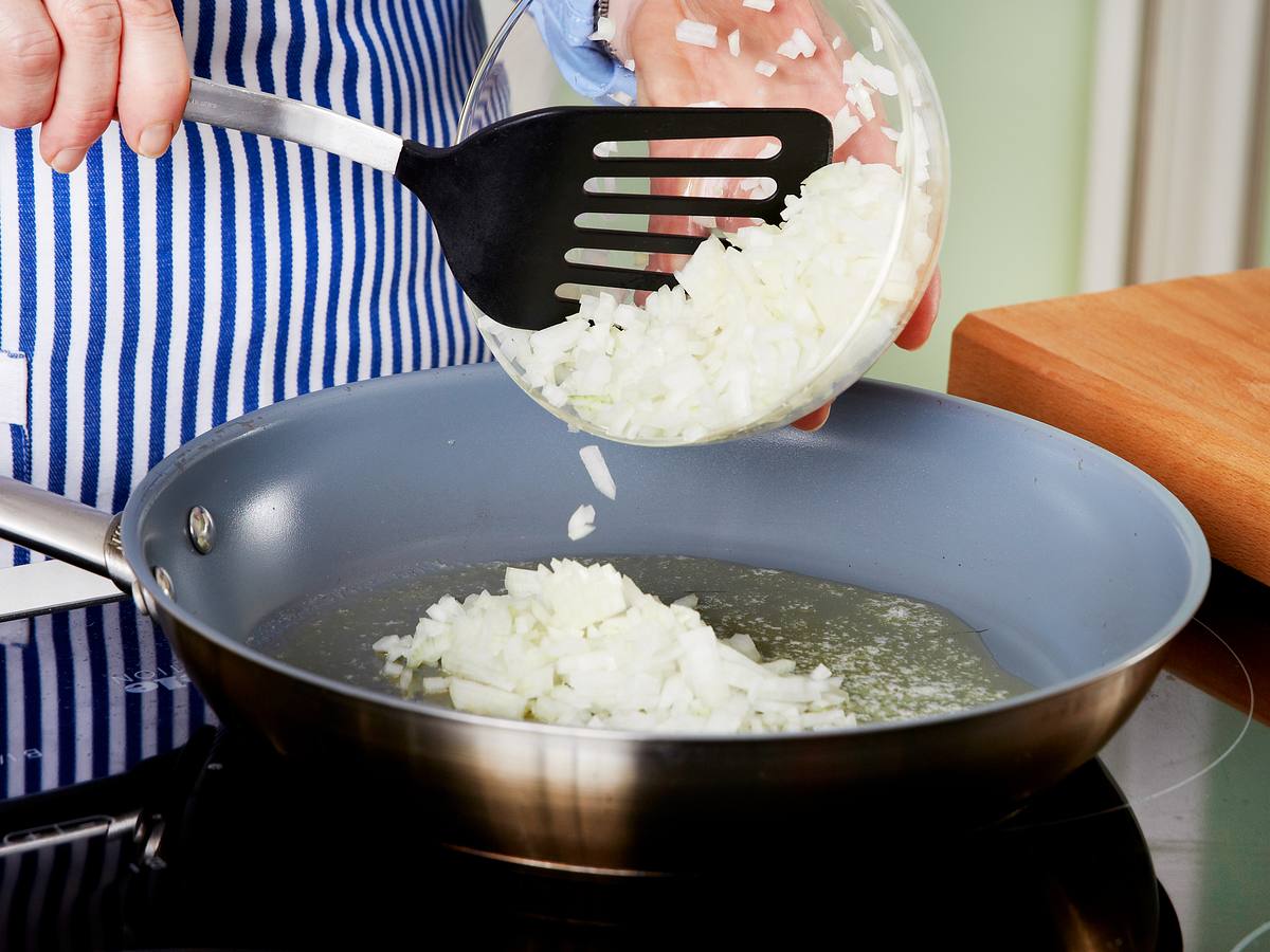 Zwiebeln in kleine Würfel schneiden