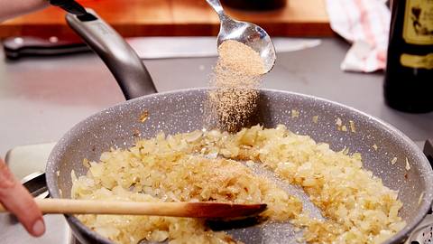 Zwiebeln karamellisieren - Foto: Food & Foto Experts