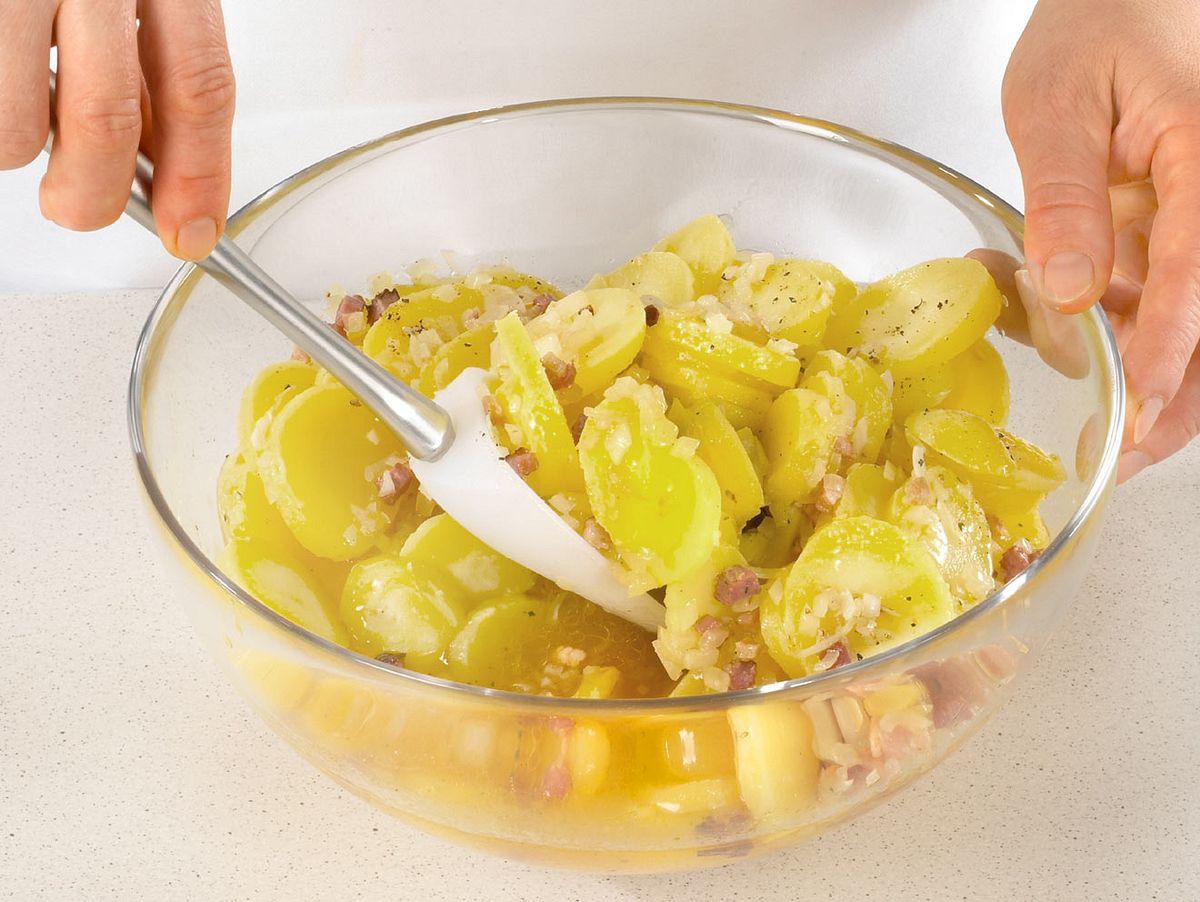 Brühe unter die Kartoffeln ziehen