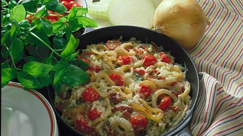 Zwiebelpfanne Rezept - Foto: House of Food / Bauer Food Experts KG