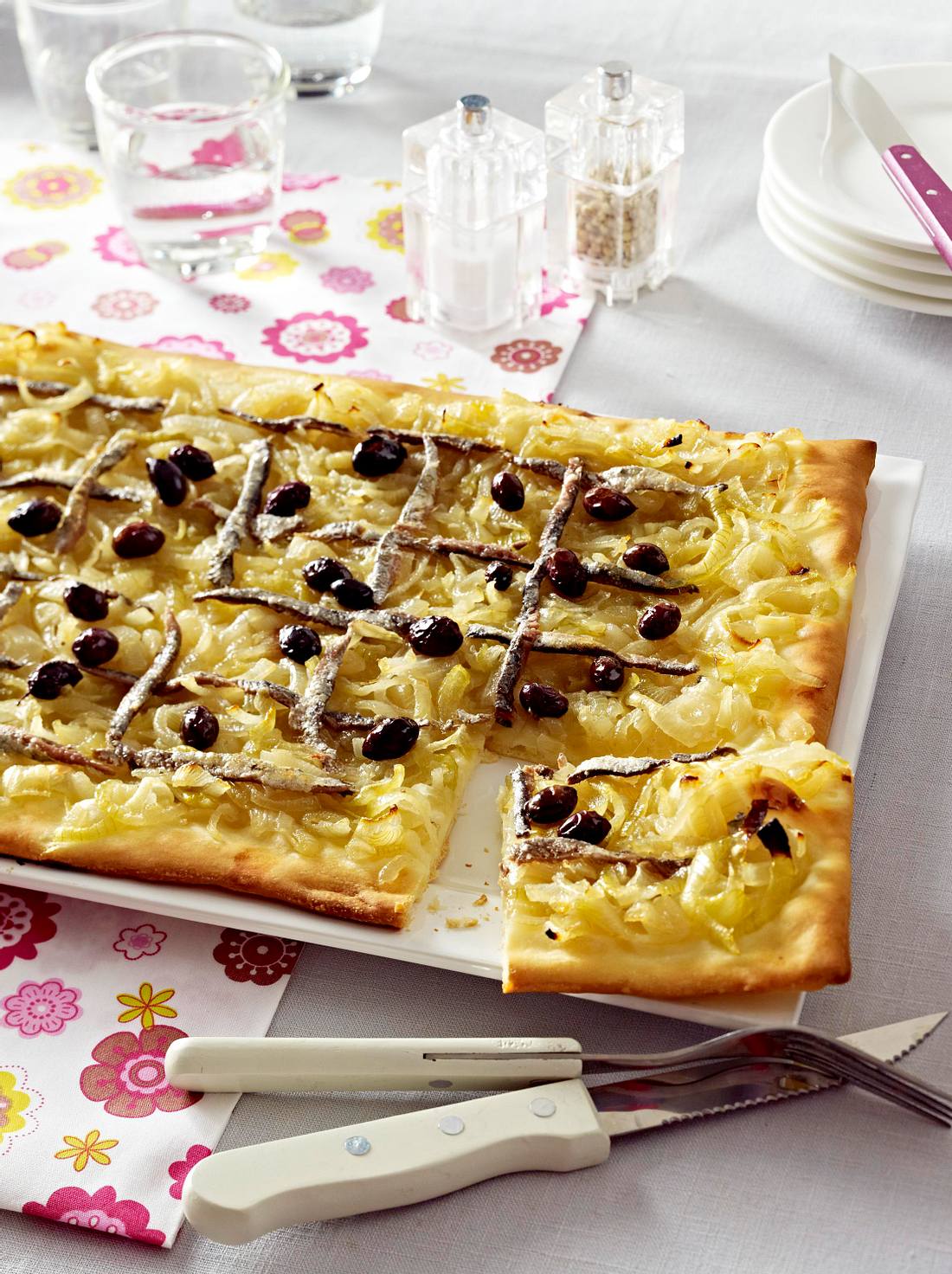 Zwiebelpizza mit Anchovis und Oliven Rezept | LECKER