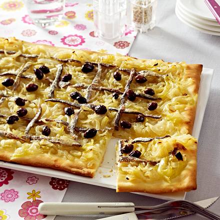 Zwiebelpizza mit Anchovis und Oliven Rezept Zwiebelpizza mit Anchovis und Oliven Rezept