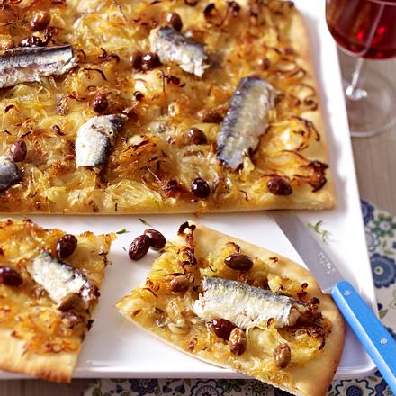 Zwiebelpizza mit Sardinen Rezept Zwiebelpizza mit Sardinen Rezept