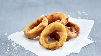 Zwiebelringe im Backteig Rezept - Foto: LECKER @ Bauer Media Group