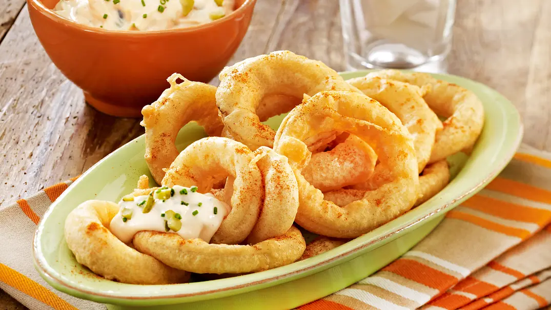 Zwiebelringe in Bierteig Rezept - Foto: LECKER @ Bauer Media Group Zwiebelringe in Bierteig Rezept - Foto: LECKER @ Bauer Media Group