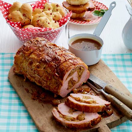 Zwiebelrollbraten mit Speckbrötchen Rezept Zwiebelrollbraten mit Speckbrötchen Rezept