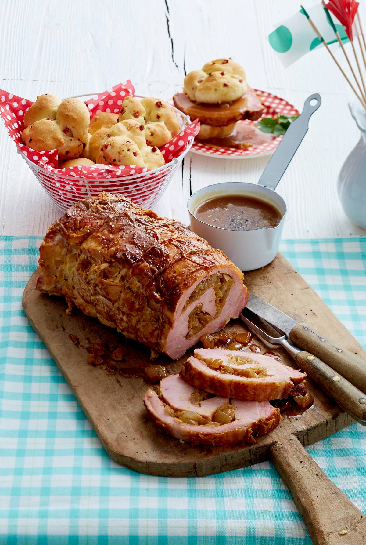 Zwiebelrollbraten mit Speckbrötchen Rezept