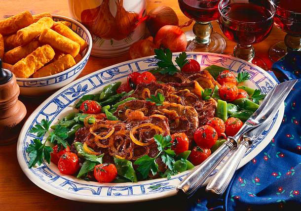 Zwiebelrostbraten mit Bohnen-Tomatengemüse Rezept Zwiebelrostbraten mit Bohnen-Tomatengemüse Rezept
