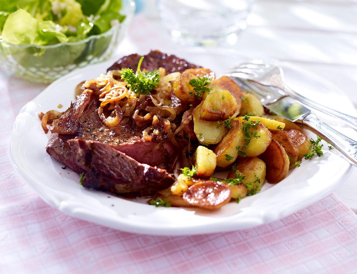 Zwiebelrostbraten mit Bratkartoffeln Rezept