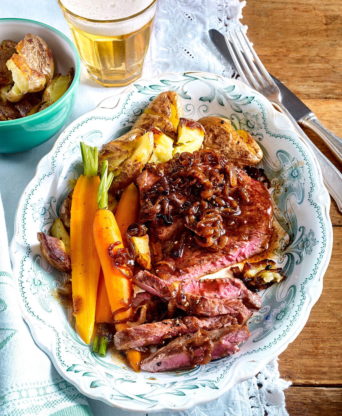 Zwiebelrostbraten mit glasierten Möhren und Röstkartoffeln Rezept