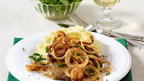 Zwiebelrostbraten vom Schwein zu Kartoffelpüree Rezept - Foto: LECKER @ Bauer Media Group