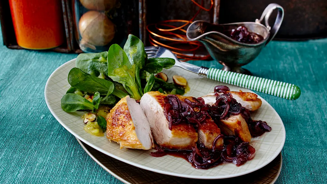 Zwiebelsoße zu Hähnchenbrust & Feldsalat Rezept - Foto: LECKER @ Bauer Media Group
