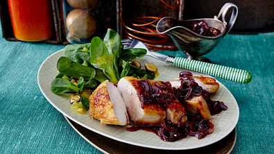 Zwiebelsoße zu Hähnchenbrust & Feldsalat Rezept - Foto: LECKER @ Bauer Media Group