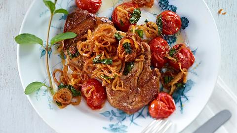 Zwiebelsteaks mit Minztomaten Rezept - Foto: House of Food / Bauer Food Experts KG